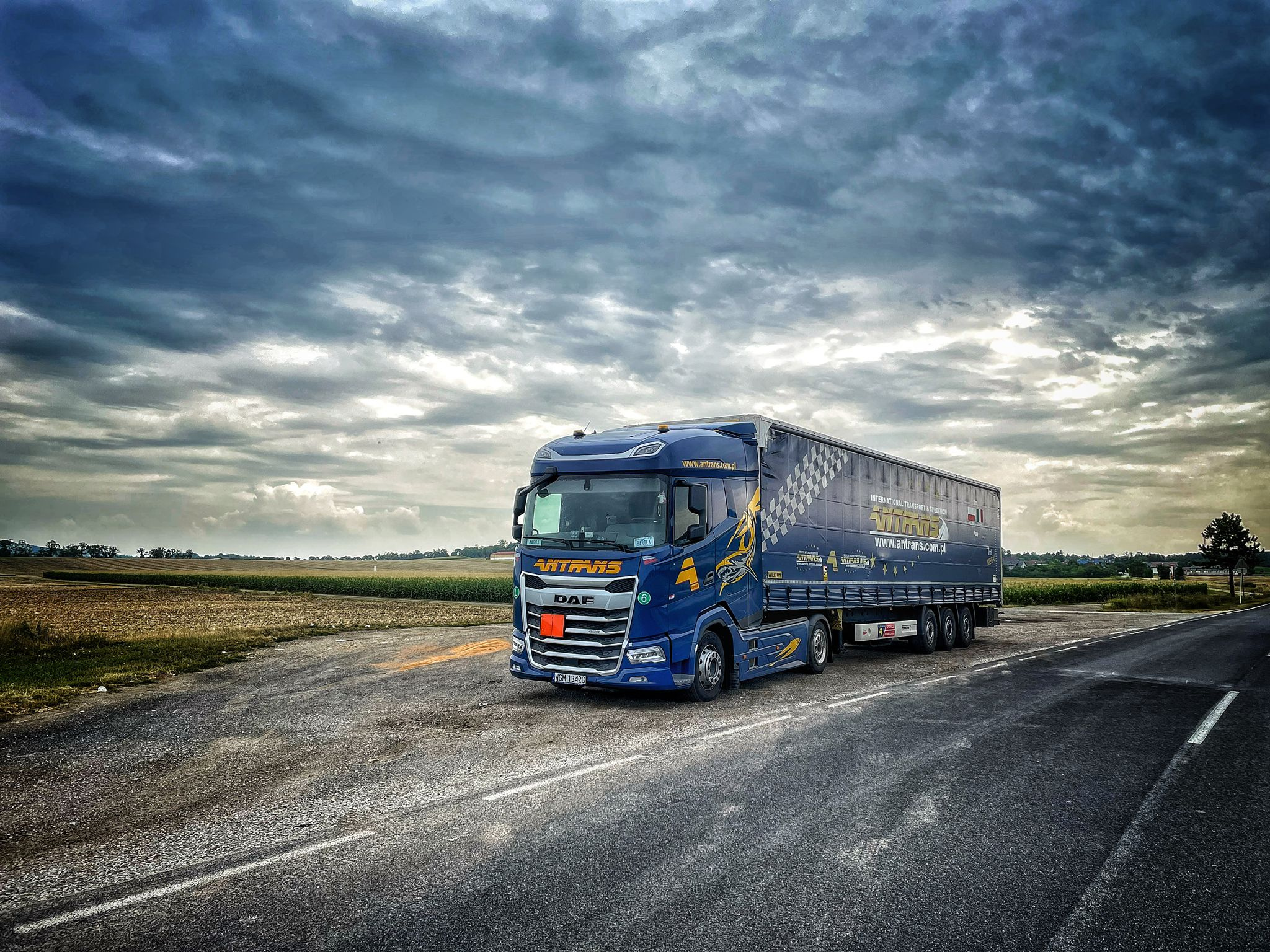 Ciągnik DAF Antrans BiS na autostradzie